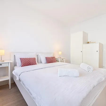 Apartament Jad - Luxury 3 & 2 In Kasper, Near Coresi Mall *